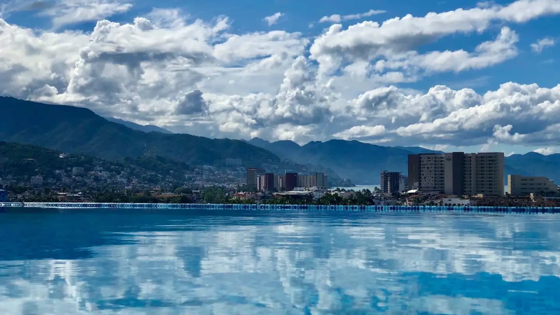 En Versalles, Alberca Internet y Comodo B